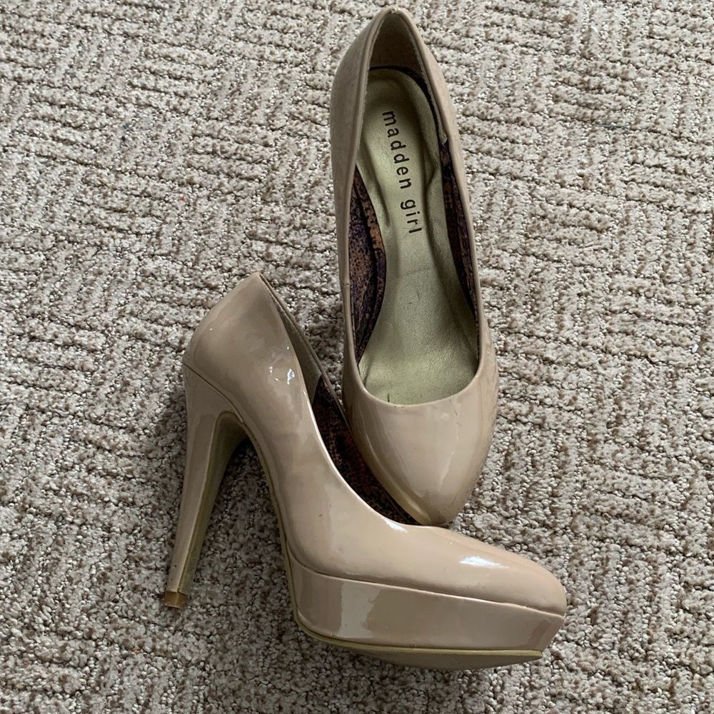Nude pumps